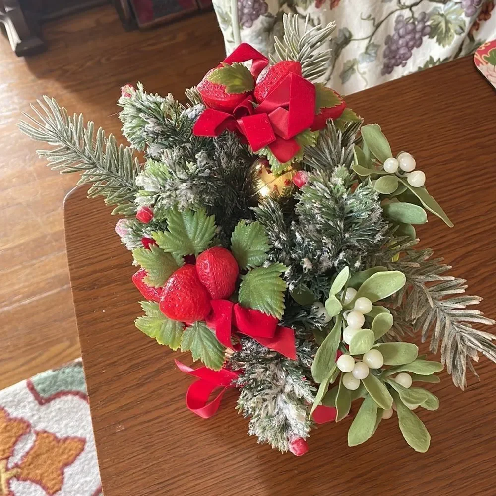 Vtg Christmas basket filled with greenery‎